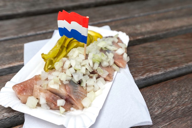 피클을 곁들인 생 청어를 곁들인 전통적인 네덜란드 스낵.