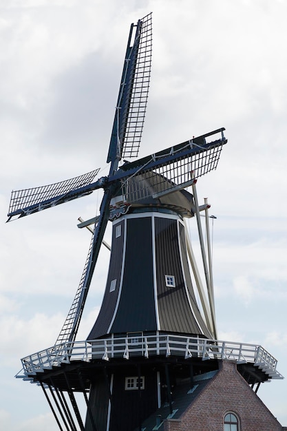 사진 네덜란드 하를렘에 위치한 전통적인 네덜란드 풍차