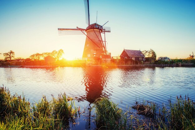 Photo traditional dutch windmills from the channel rotterdam holland