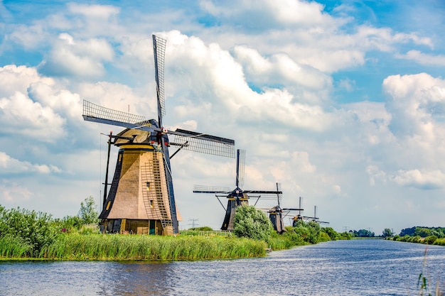 Kinderdijk 근처의 전통적인 네덜란드 풍차