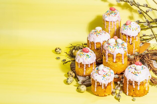 전통적인 부활절 케이크 장식과 장식이 있는 축제 달콤한 음식 계란 둥지 버드나무