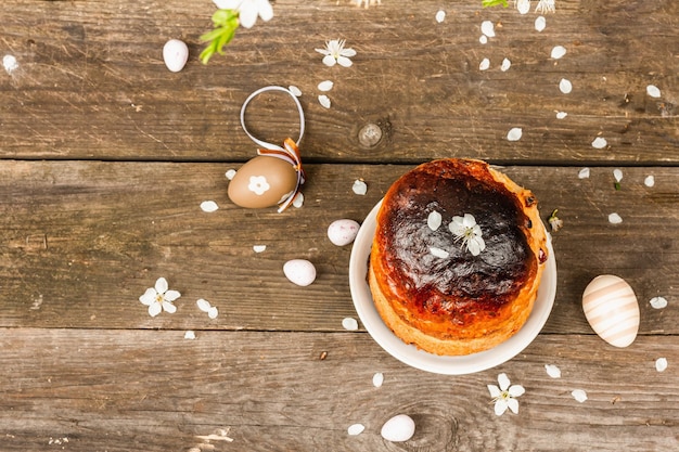 소박한 스타일의 전통적인 부활절 케이크 빈티지 베이킹 냄비 피는 벚꽃 매화 나무 배경