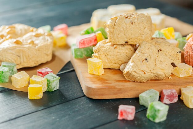 Dessert orientali tradizionali su fondo di legno