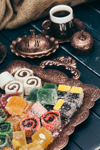 Photo traditional eastern desserts on wooden surface