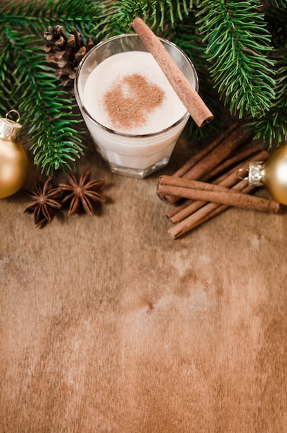 Традиционный Eggnog Коктейль в канун Рождества.