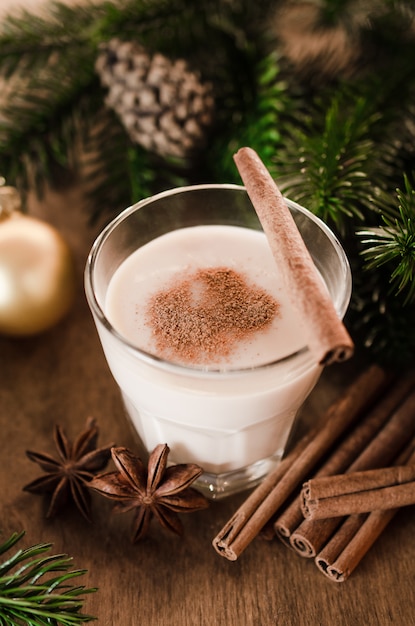 Традиционный Eggnog Коктейль в канун Рождества.