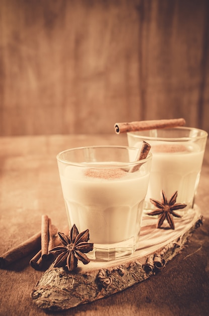 크리스마스 이브에 대한 전통적인 Eggnog 칵테일.