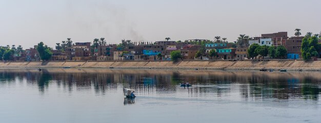 クルーズでセーリングするナイルビュー川のほとりにある伝統的なエジプトの村