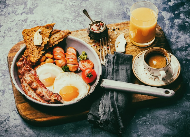 Photo traditional english breakfast in the frying pan 