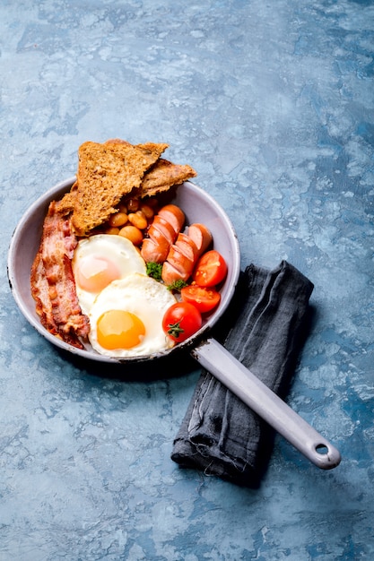 フライパンでの伝統的な英国式朝食