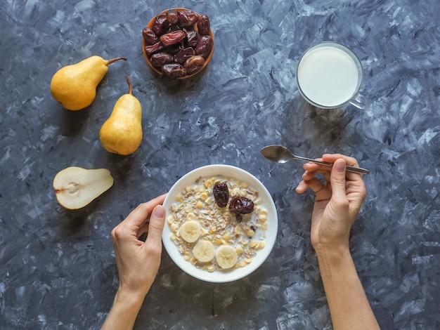 Фото Традиционный европейский завтрак. молоко и мюсли. мюсли, финики и свежие груши.