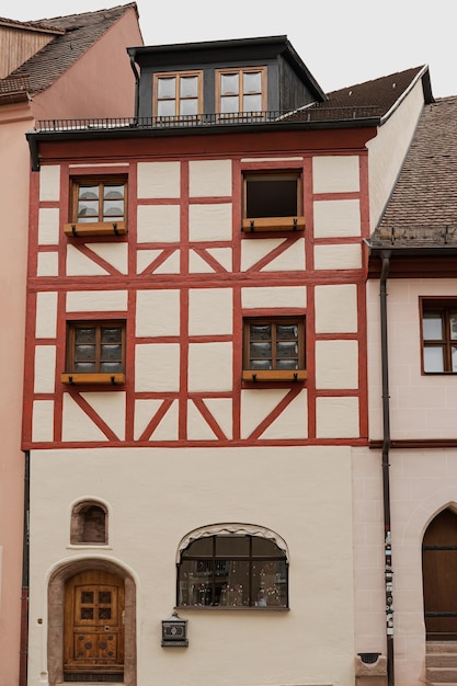 Традиционное европейское здание старого города Старая историческая архитектура в Нюрнберге, Германия