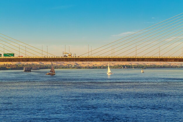 Foto barche tradizionali in felucca sul fiume nilo ad assuan