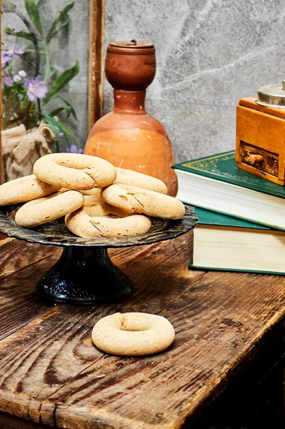 Photo traditional festive algerian kaak dry cookies ring named kaak of tlemcen in arabic