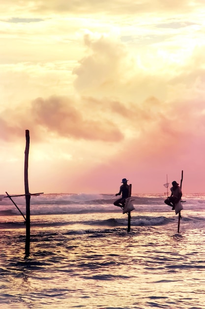 スリランカの日没時に棒で伝統的な漁師