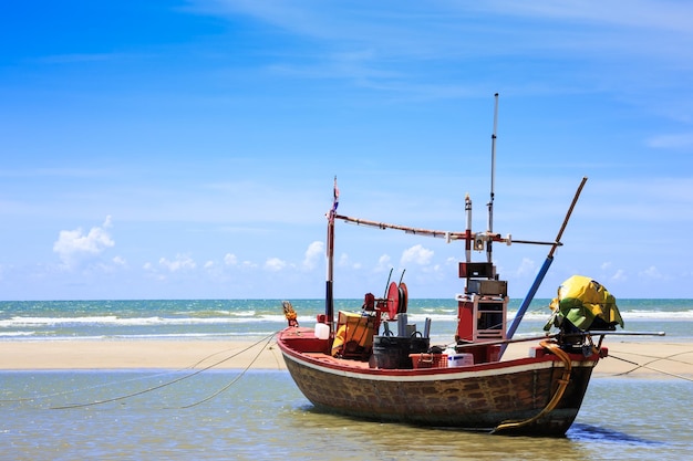 Barca da pesca tradizionale sulla spiaggia