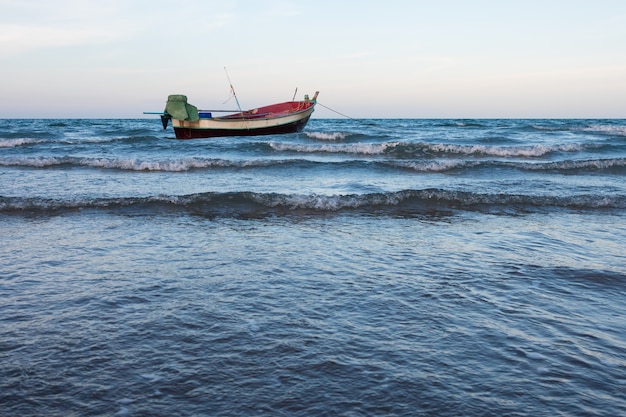 Foto barca da pesca tradizionale nel mare.