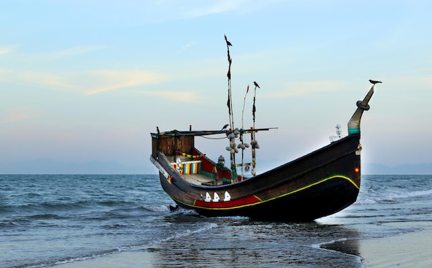 Barca da pesca tradizionale sulla riva dell'isola di saint martins in bangladesh