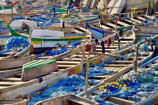 Photo traditional fishing boats moored at elmina harbour