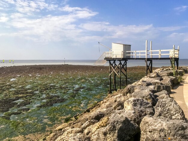 Foto cabina e rete da pesca tradizionali - carrelet - a saint georges de didonne, francia