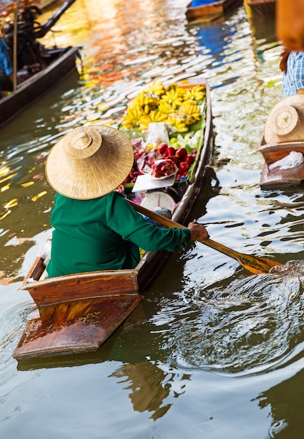 Foto mercato galleggiante tradizionale di damnoen saduak vicino a bangkok