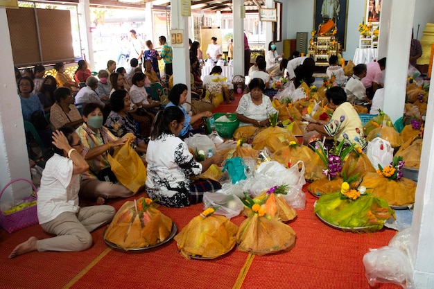 Традиционная еда и закуски Фестиваля десятого лунного месяца или Сат Дуан Сип, подношения предку и голодному призраку Прета в храме Ват Хуан Мапрао 12 октября 2023 года в Пхатталунге, Таиланд.