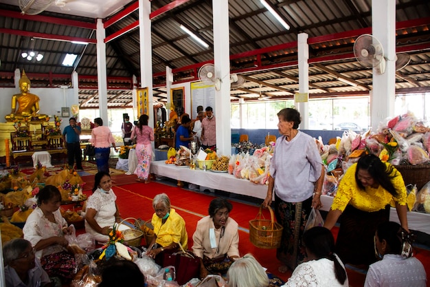 2023年10月12日、タイのパッタルンのワット・クアン・マプラオ寺院で、旧陰月十月祭またはサット・ドゥアン・シップの伝統的な食べ物と軽食が先祖とプレタの餓鬼に捧げられる