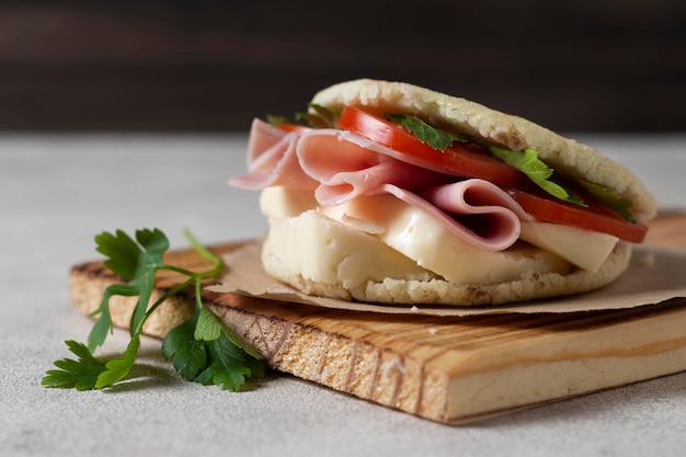 Photo traditional food on wooden board