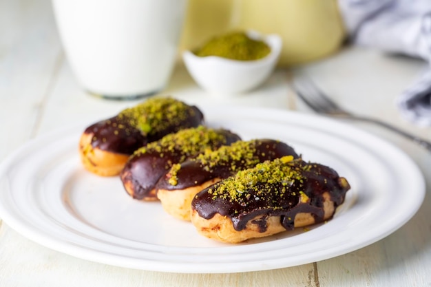 Foto eclairs tradizionali francesi con cioccolato