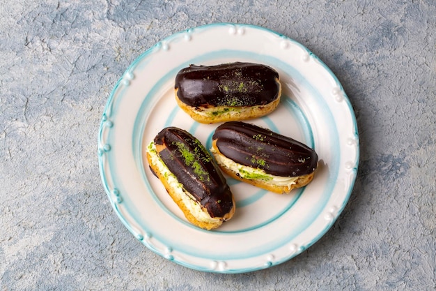 Foto eclairs francesi tradizionali con cioccolato