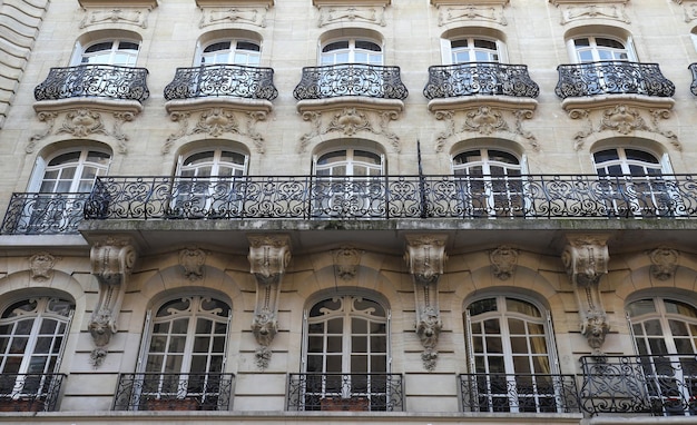 Фото Традиционный французский дом с типичными балконами и окнами париж