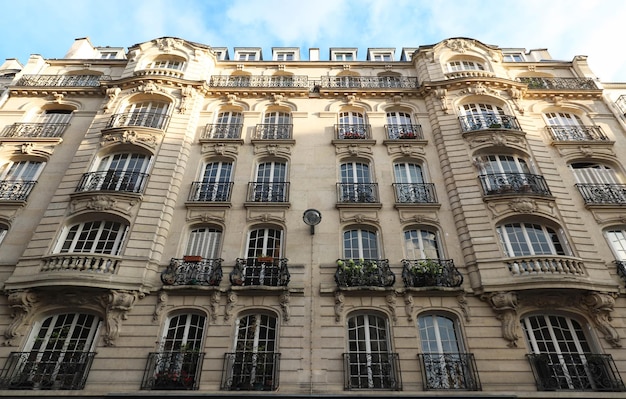 Традиционный французский дом с типичными балконами и окнами Париж