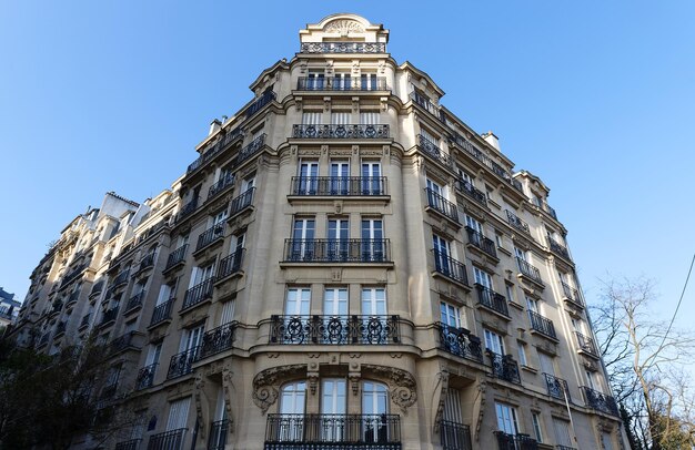 Традиционный французский дом с типичными балконами и окнами Париж
