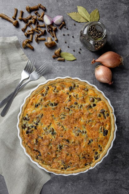 Традиционный французский пирог Quiche Lorraine с грибами, картофелем, сыром, луком и специями