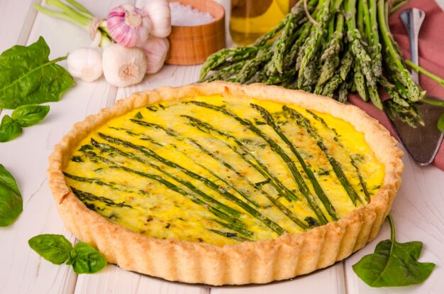 Традиционный французский пирог со спаржей, шпинатом и сыром. Вкусный пирог на обед. Деревенский стиль