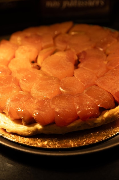 Фото Традиционный французский tarte tatin с карамелизованными яблоками и корочкой