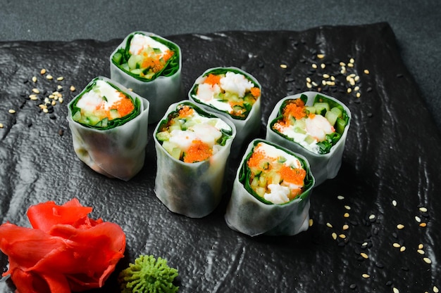 伝統的な新鮮な日本の寿司ロールで,ライスシートにエビを入れて,ワサビソースと<unk>を加えて提供します.