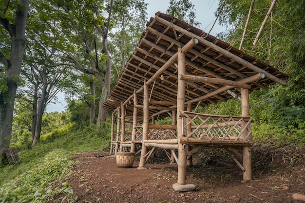 東ジャワの下り坂にある伝統的な庭小屋