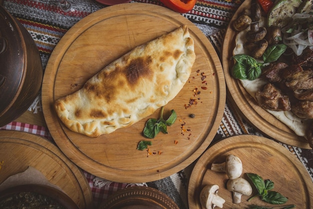 Фото Традиционные грузинские хачапури по-аджарски и колх хачапури на столе домашняя выпечка вид сверху плоская кладка