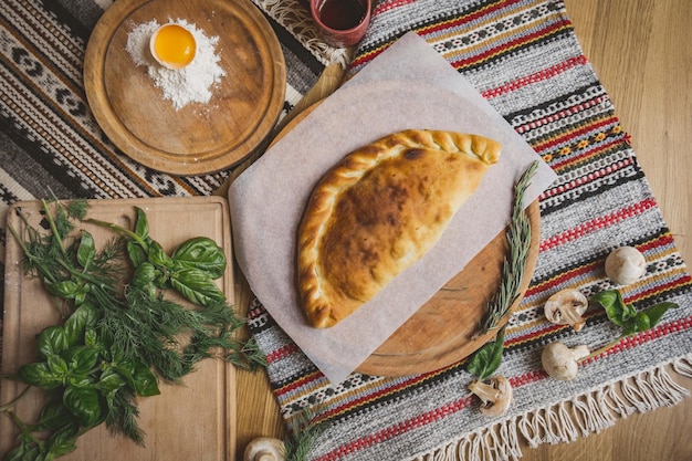 전통적인 그루지야어 adjara khachapuri 및 Kolkh khachapuri 테이블에 홈메이드 베이킹 탑 뷰 플랫 레이