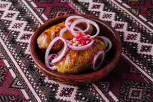 Photo traditional georgian dish shkmeruli in ceramic bowl