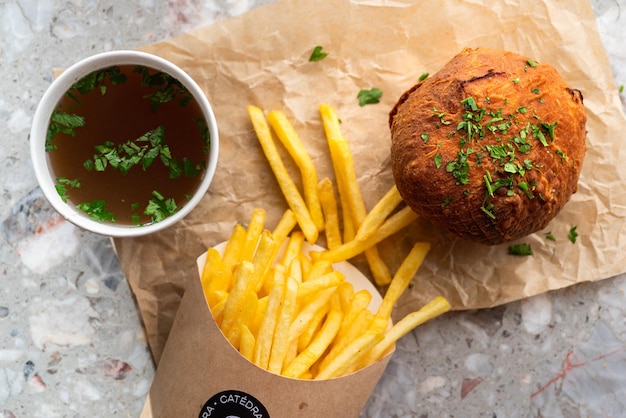 Ciambella georgiana tradizionale con carne di pollo patatine fritte e brodo pane farcito con pollo mockup di consegna fast food