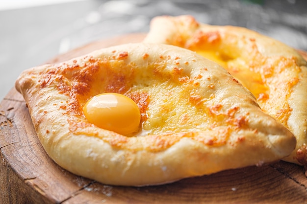 Adjarian의 전통적인 그루지야 어 khachapuri