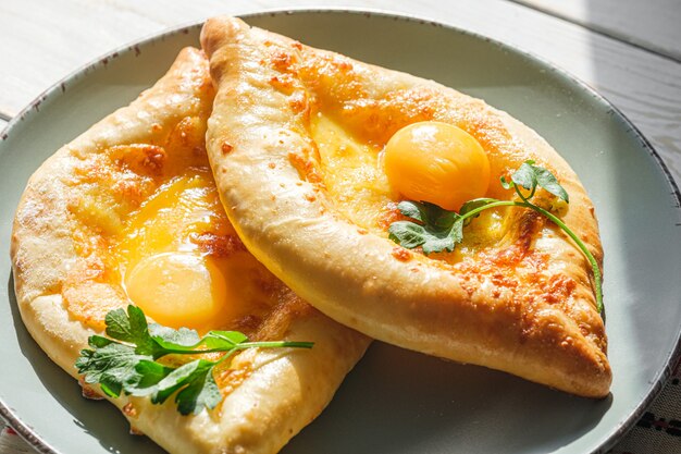 Adjarian의 전통적인 그루지야 어 khachapuri