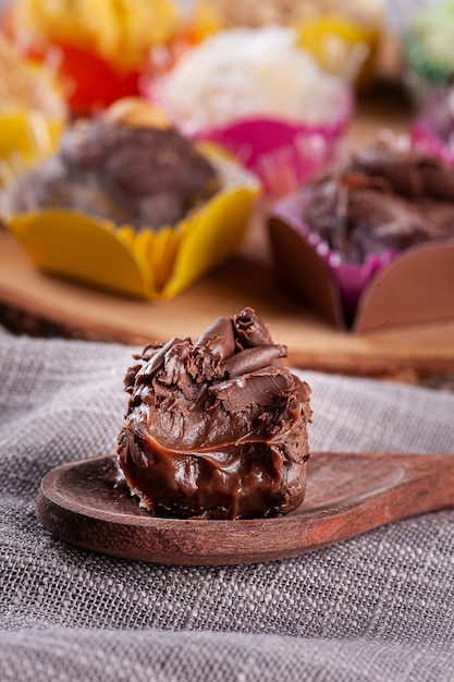 Foto brigadeiro gourmet tradizionale al cioccolato. dolce tipico brasiliano.