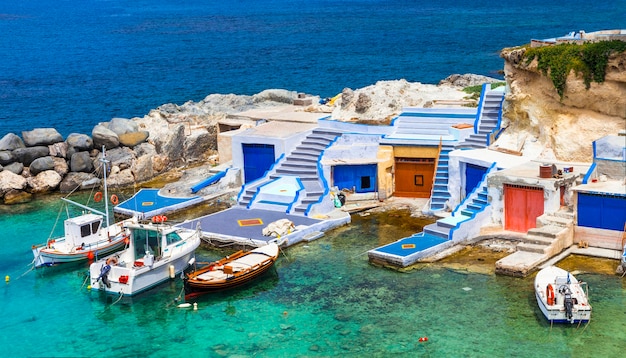 Pescherecci tradizionali della serie della grecia sull'isola di milos