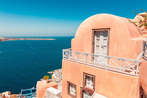 ギリシャ、サントリーニ島の伝統的なギリシャ建築。夏の風景、海の景色。有名な旅行先