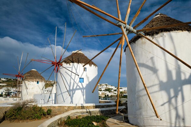 Традиционные греческие ветряные мельницы на острове Миконос на рассвете Киклады Греция