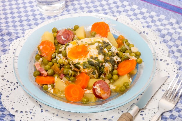 Traditional green peas with egg