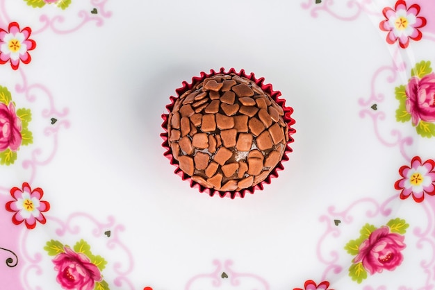 Традиционная бразильская шоколадная конфета ручной работы под названием бригадейро. Вид сверху